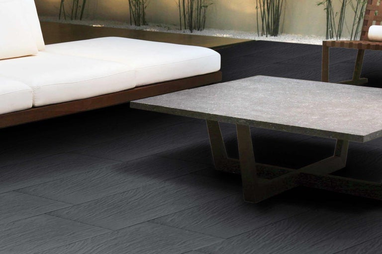 Terrasse mit Lounge Möbeln und dunklen Terrassendielen