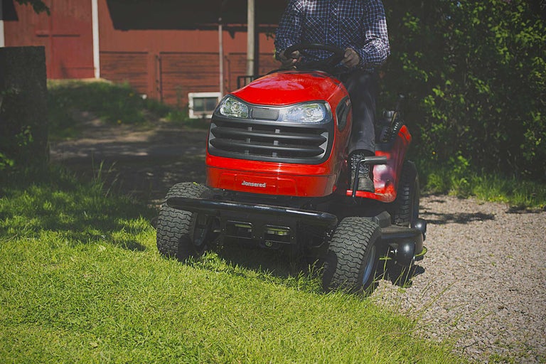 Aufsitzrasenmäher im Einsatz auf einer Rasenfläche