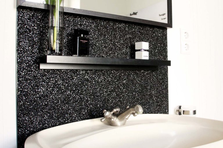 Badezimmer mit Spiegel, Regal, Waschbecken und Armatur