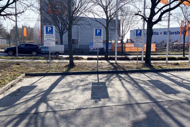 Parkplätze reserviert für die Abholung von Waren bei Hornbach