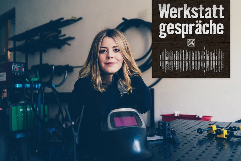 Eine Frau steht in einer Werkstatt mit einer Schweißmaske auf einem Tisch und dem Schriftzug Werkstattgespräche im Hintergrund.