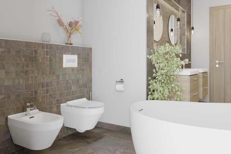 Helles Badezimmer mit Bidet, wandhängendem WC, Badewanne und Waschtisch mit Spiegel