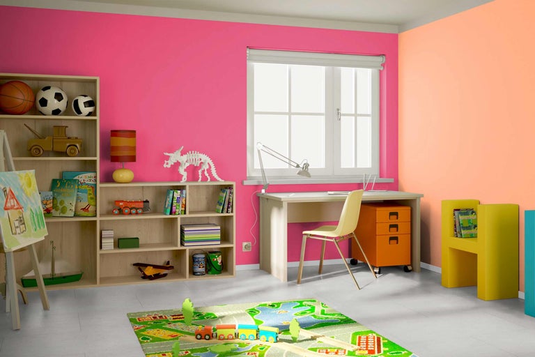 Helles Kinderzimmer mit Schreibtisch, Regal und Spielzeug