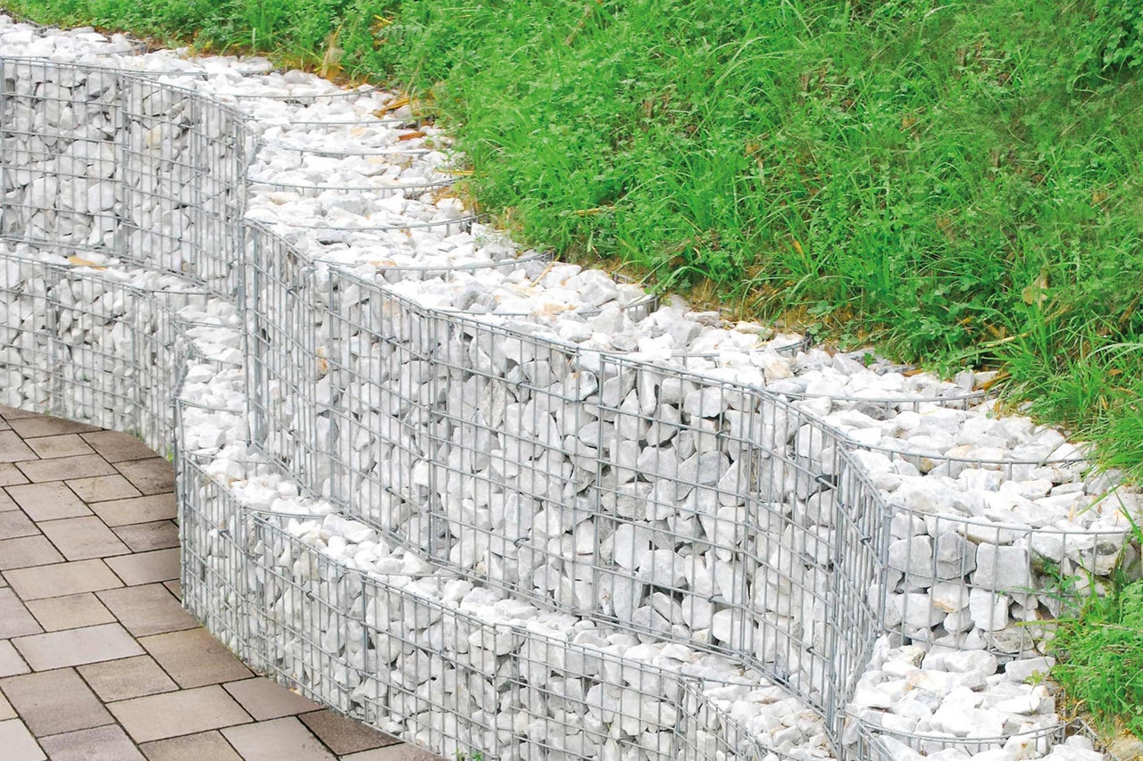 Gabionenwand mit Steinen zur Gartengestaltung
