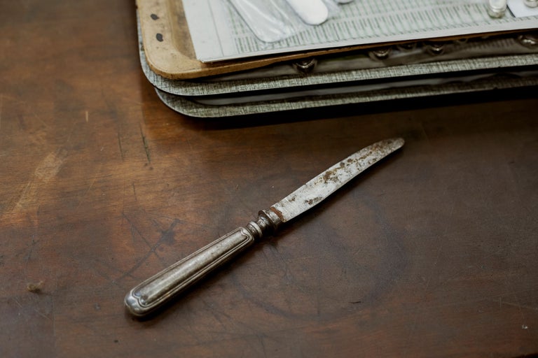 Messer mit Metallgriff auf einem Holztisch