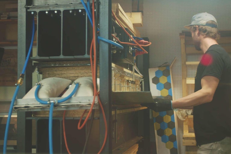 Vorrichtung mit Schläuchen und Kabeln in einer Werkstatt