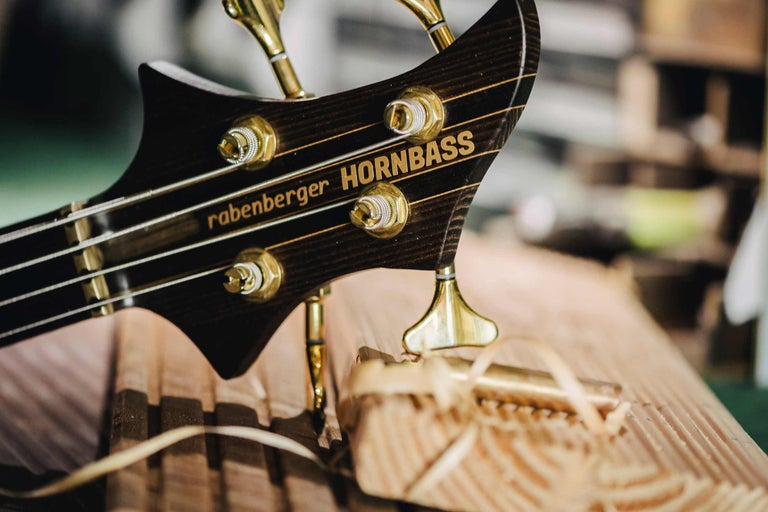 Detailansicht des Kopfes einer Rabenberger Hornbass Gitarre mit Wirbeln