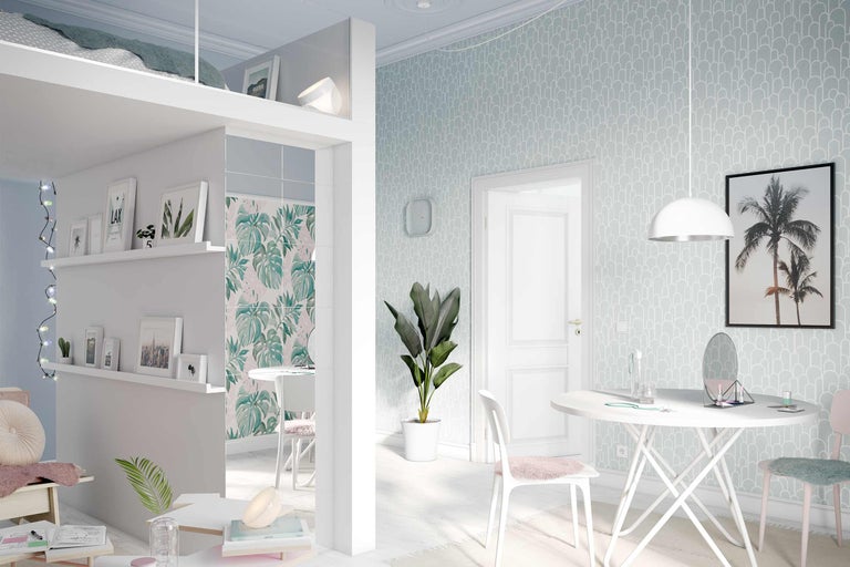 Helles Zimmer mit Hochbett, Regalen, Tisch, Stühlen und Zimmerpflanze