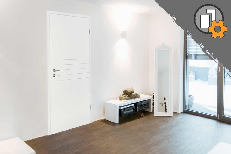 Heller Raum mit Innentür, Spiegel und Sitzbank