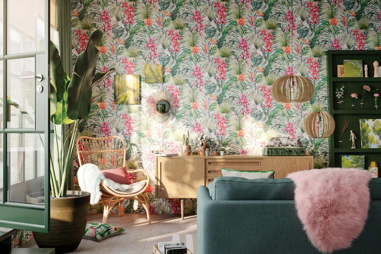 Wohnzimmer mit floraler Tapete, Rattansessel, Sofa und Holzelementen