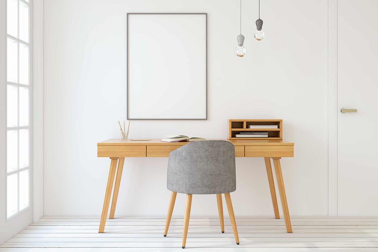 Helles Arbeitszimmer mit Schreibtisch, Stuhl und Dekoration