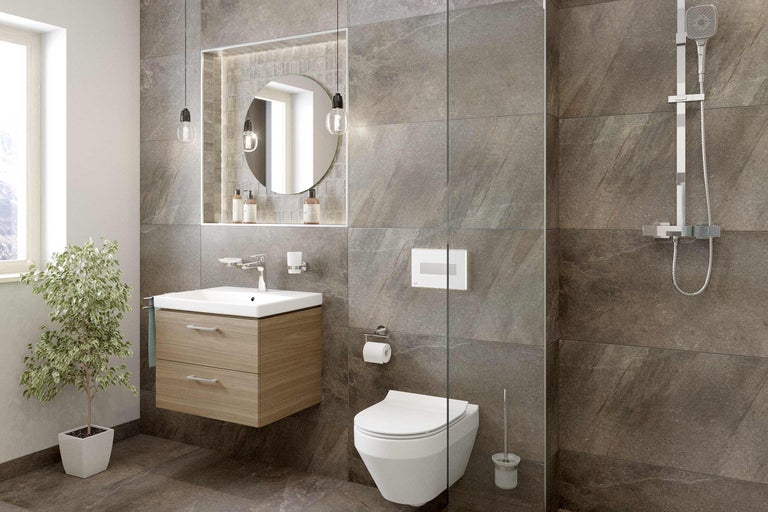 Modernes Badezimmer mit Waschtisch, Spiegel, Toilette und Dusche vor grauen Fliesen