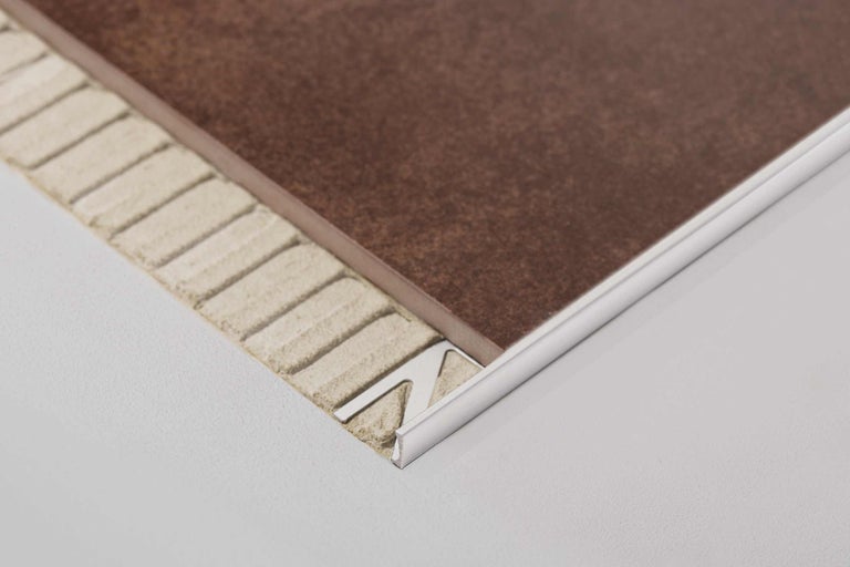 Detailaufnahme einer Fliese mit Fliesenschiene.