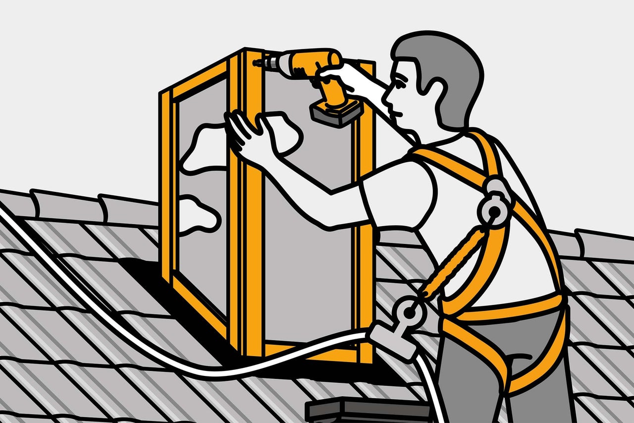 Dachdecker befestigt einen Kaminschacht mit einem Akkuschrauber auf einem Dach.