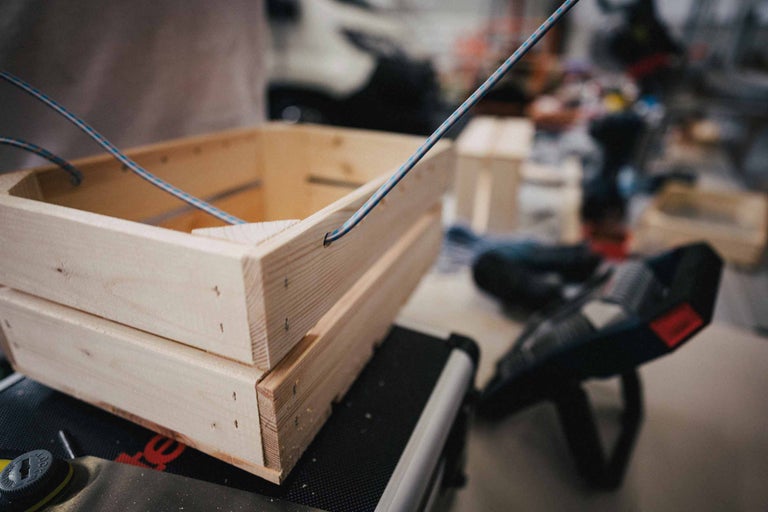 Holzkiste mit Bohrloch für Gummiseil