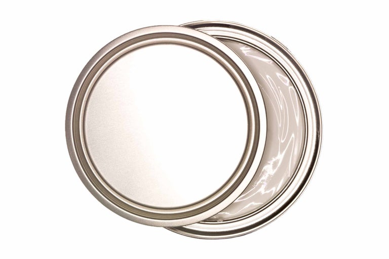 Farbdose mit geöffnetem Deckel