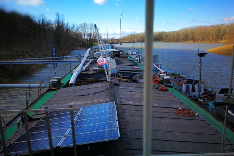 Binnenschiff mit Solarmodulen auf dem Deck