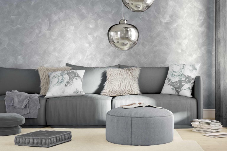 Graues Wohnzimmer mit Sofa, Kissen und Lampen