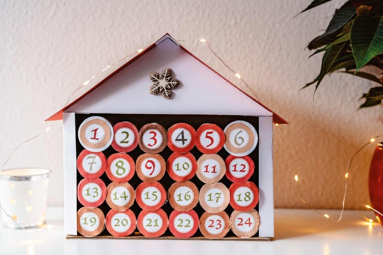 Adventskalender in Hausform mit Zahlen von 1 bis 24