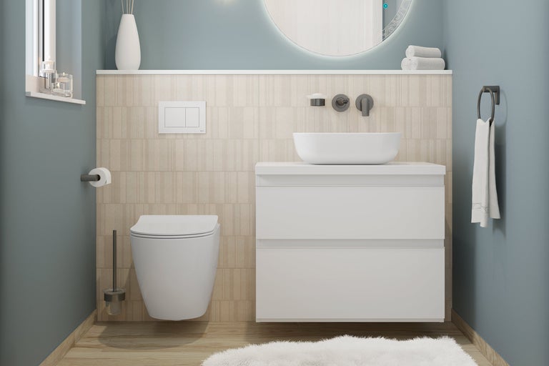 Modernes Badezimmer mit Toilette, Waschtisch mit Unterschrank und Spiegel