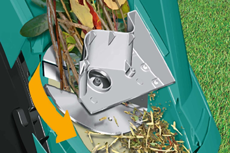 Gartengerätehächsler mit Einfülltrichter und gehäckseltem Gartenabfall