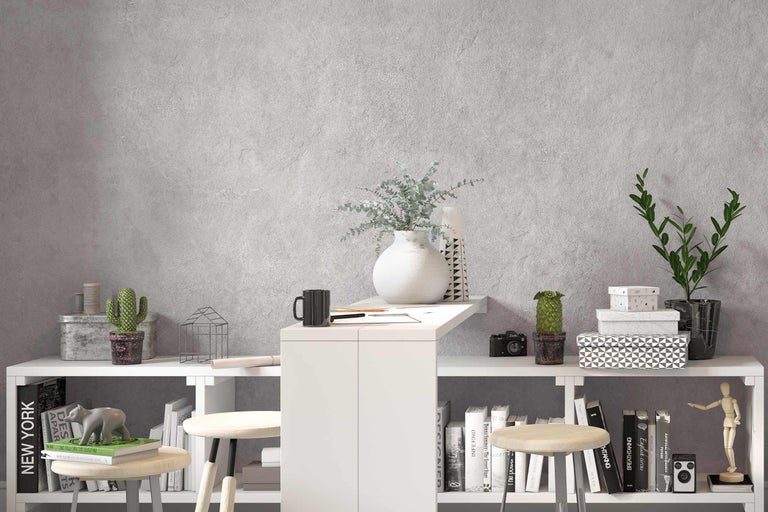 Helles Arbeitszimmer mit Bücherregal, Schreibtisch und Stühlen