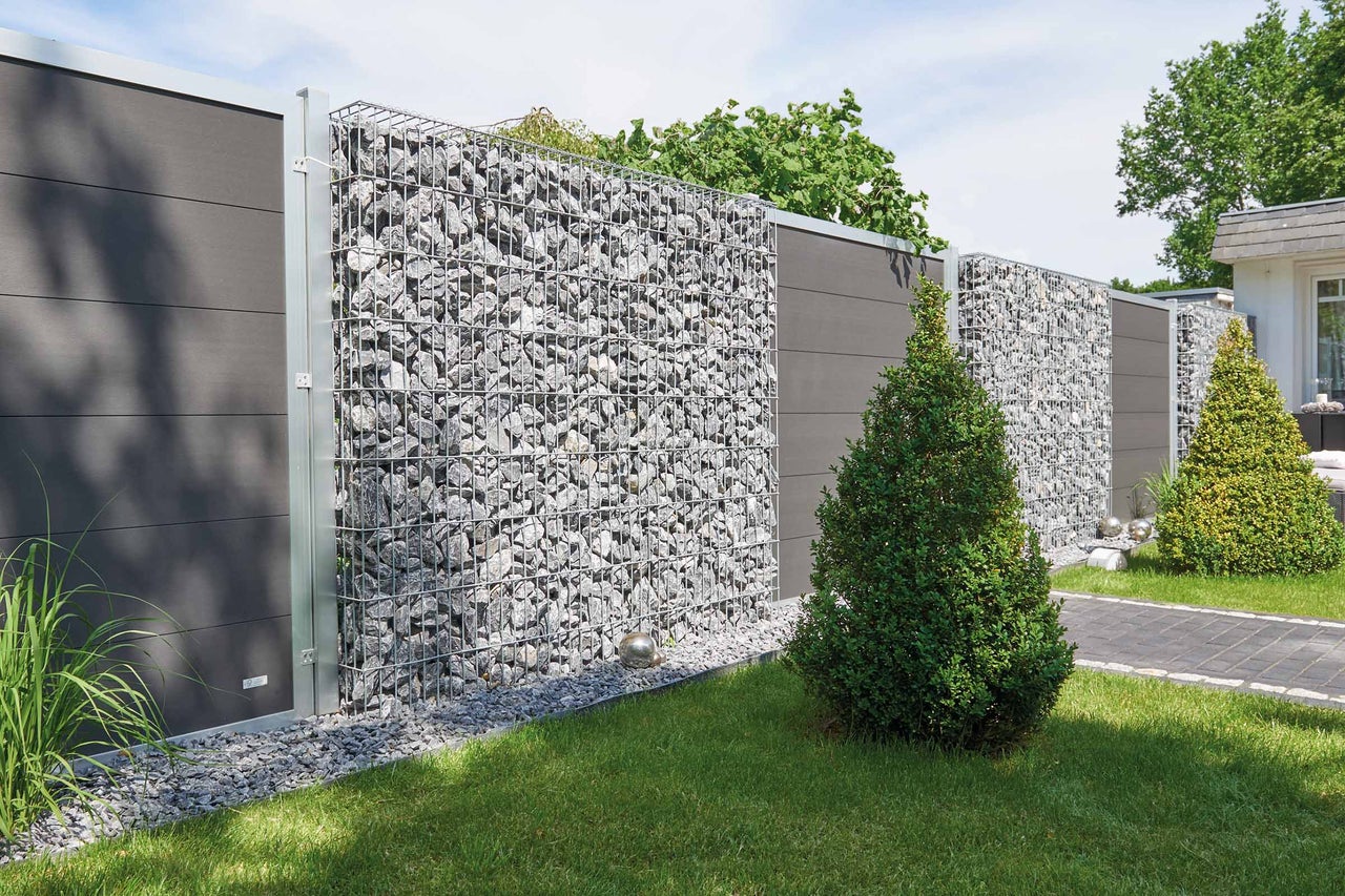 Gartenzaun mit Gabionen und Holzelementen im Außenbereich