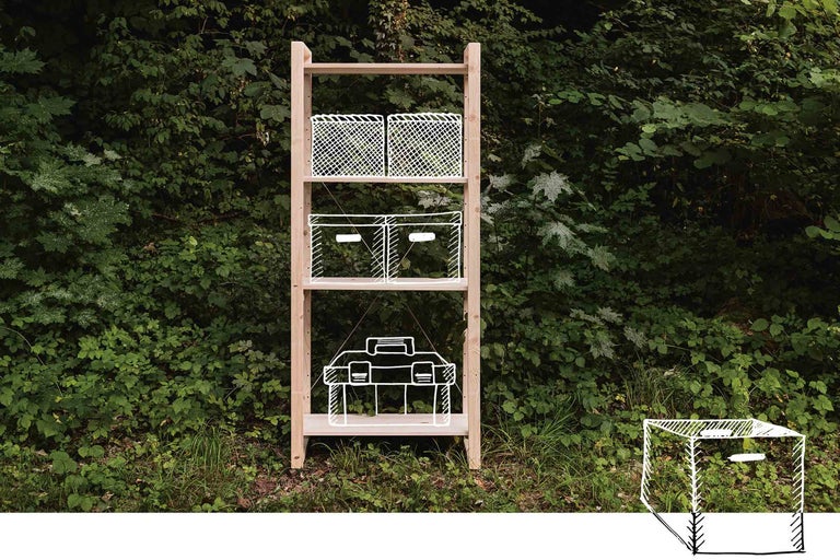 Holzregal mit drei Ebenen und zusätzlichen Regaleinsätzen