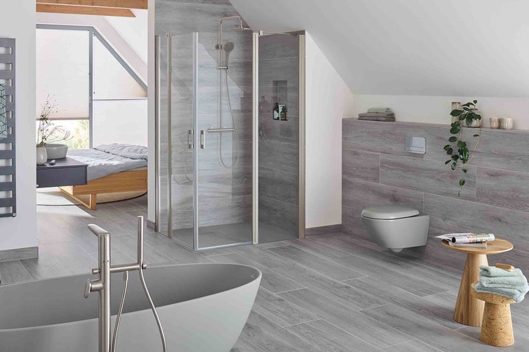 Modernes Badezimmer mit Dusche, Badewanne, Toilette und Holzboden