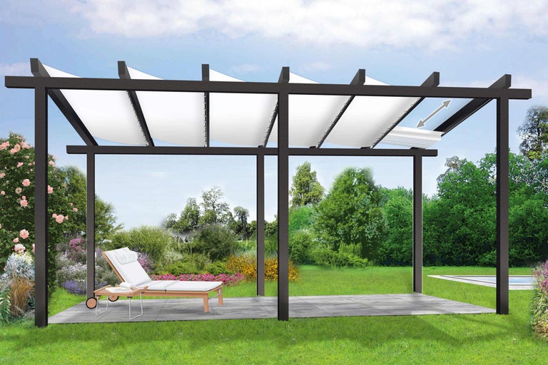 Pergola mit verschiebbarem Sonnenschutz und Gartenmöbeln im Garten