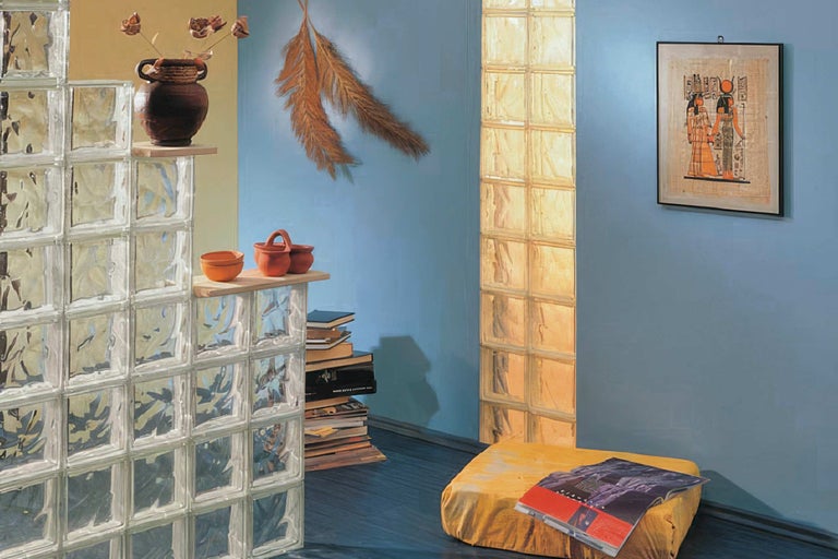 Szene mit Glasbausteinen, dekorativen Gegenständen und einem Gemälde für ein stimmungsvolles Ambiente.