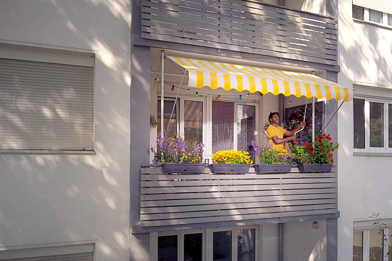 Balkonansicht mit Markise und Geländer