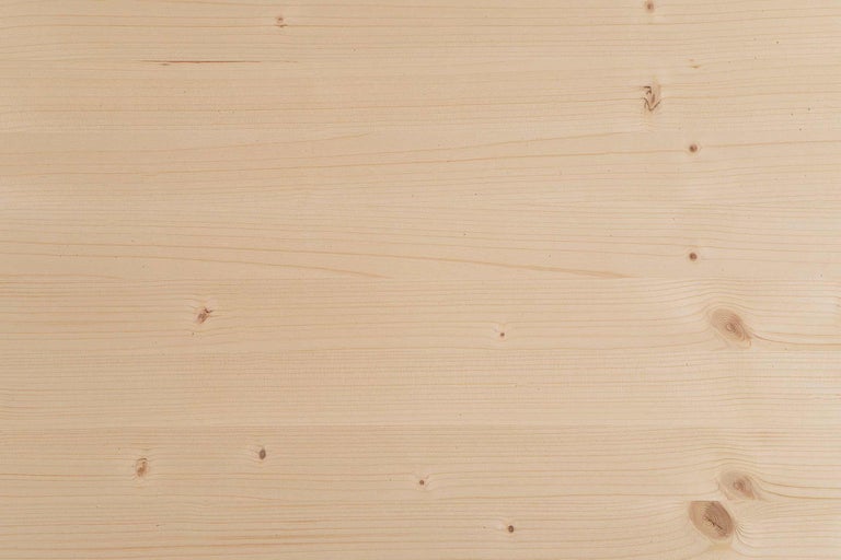 Holzoberfläche mit Maserung und Ästen