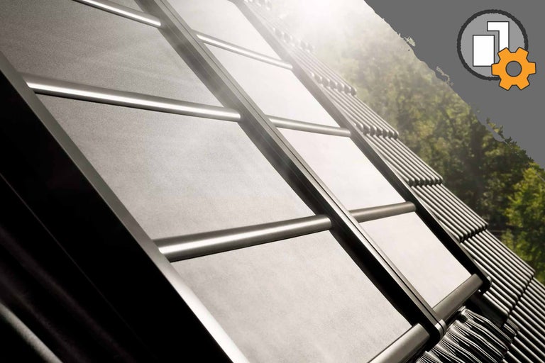 Nahaufnahme eines Dachfensters mit Sonnenschutz