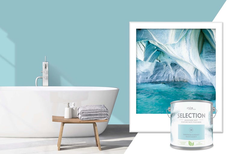 Badezimmer Szene mit Badewanne, Hocker mit Handtüchern, Wandbild und Dose Wandfarbe