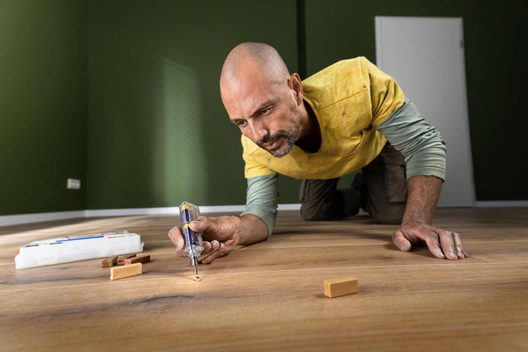 Parkett reinigen und reparieren