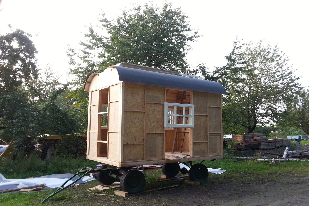 Bauwagen mit Holzrahmen und Fenster auf einem Feld