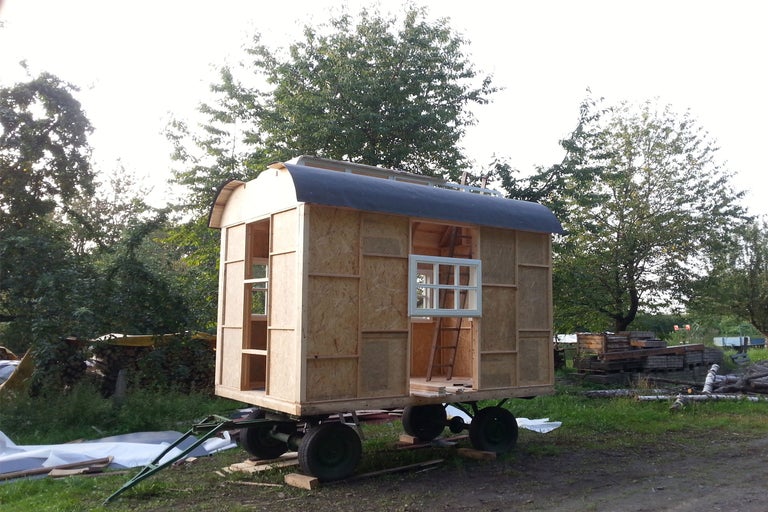 Bauwagen mit Holzrahmen und Fenster auf einem Feld