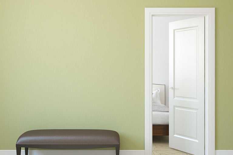 Zimmeransicht mit Sitzbank und offener Tür zum Schlafzimmer