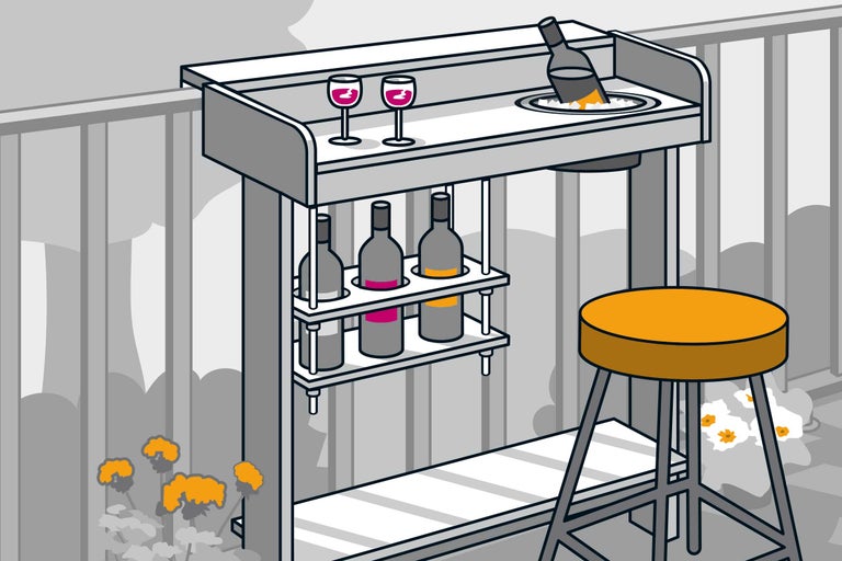 Barwagen mit Flaschen, Weingläsern und einem Hocker auf einem Balkon.