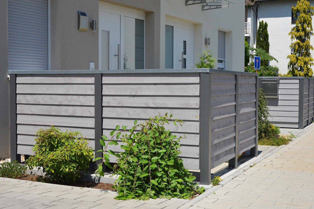 Sichtschutzzaun aus Holz im Vorgarten eines Hauses