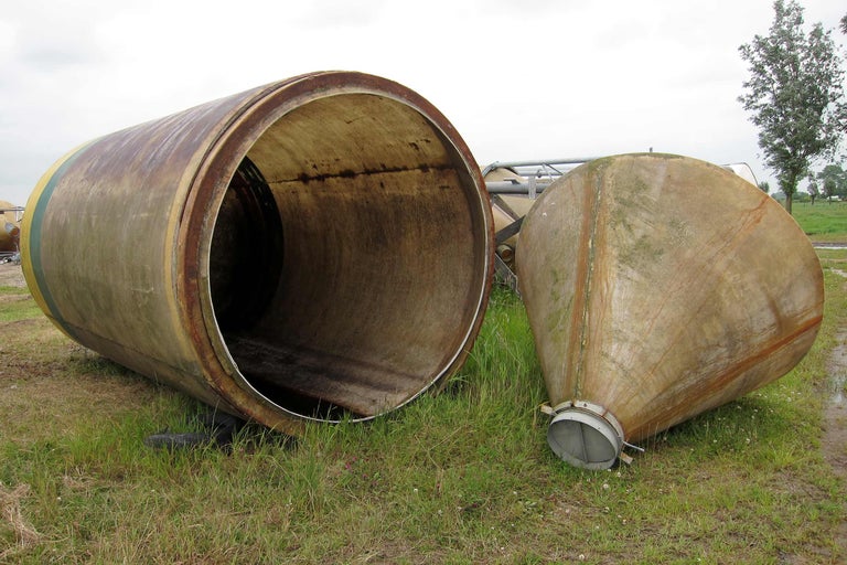 Großes Kanalrohr und konischer Behälter im Außenbereich