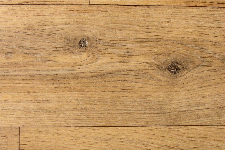 Holzboden mit Maserung und Astlöchern