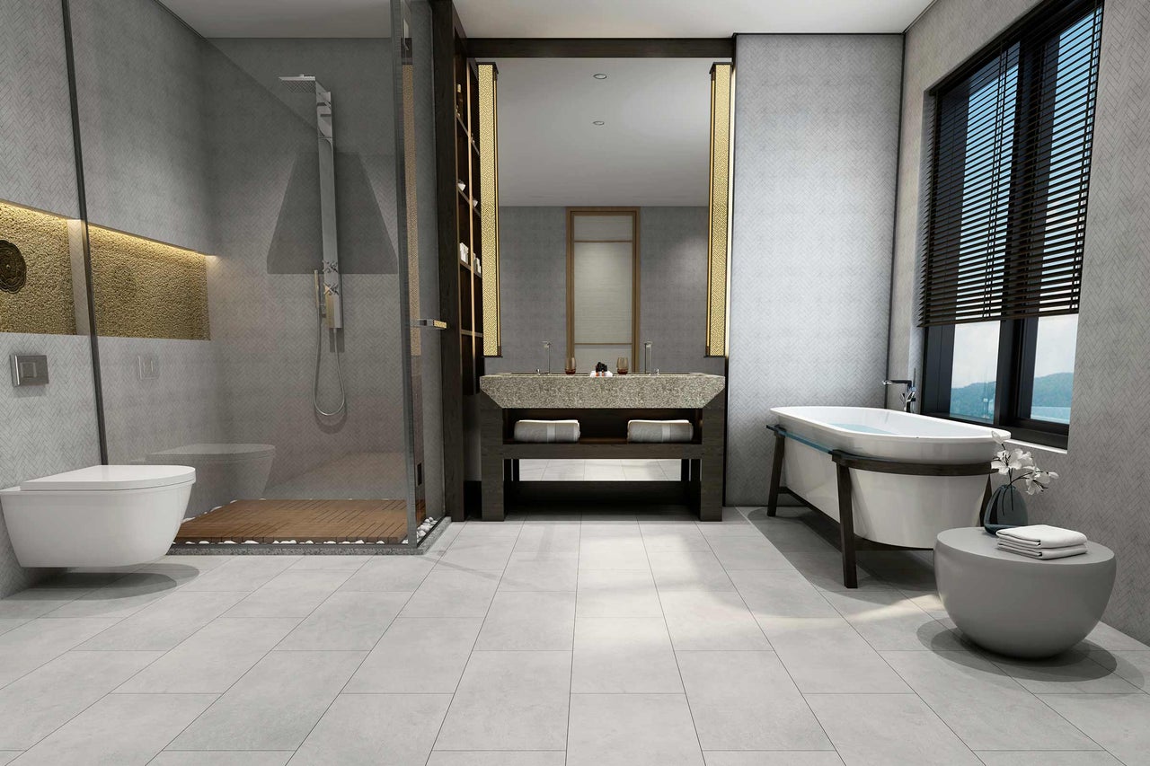 Modernes Badezimmer mit Dusche, Toilette, Waschtisch und Badewanne