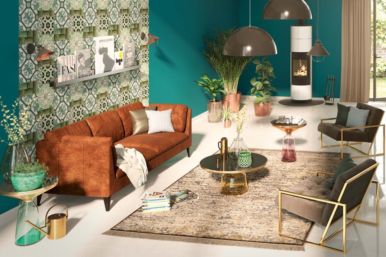 Wohnzimmer mit Sofa, Sesseln, Kamin und Dekorationen