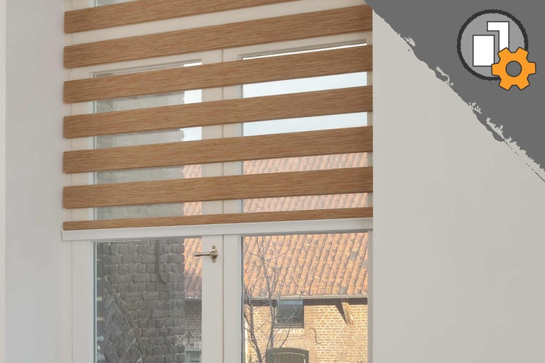 Fenster mit Holzjalousie zur Lichtregulierung