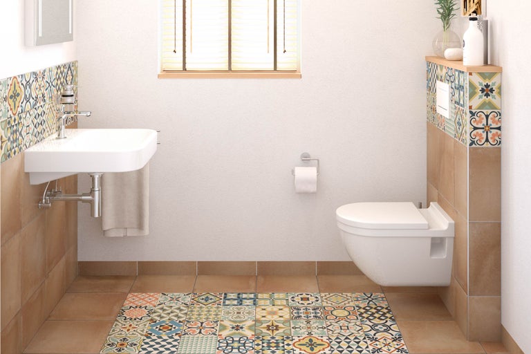 Helles Badezimmer mit Waschbecken, Toilette und Mosaikfliesen