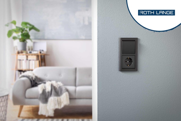 Roth Lange Logo. Schalter und Steckdose im Wohnraum.