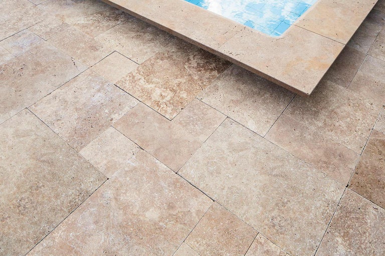 Travertin Pflastersteine am Poolrand