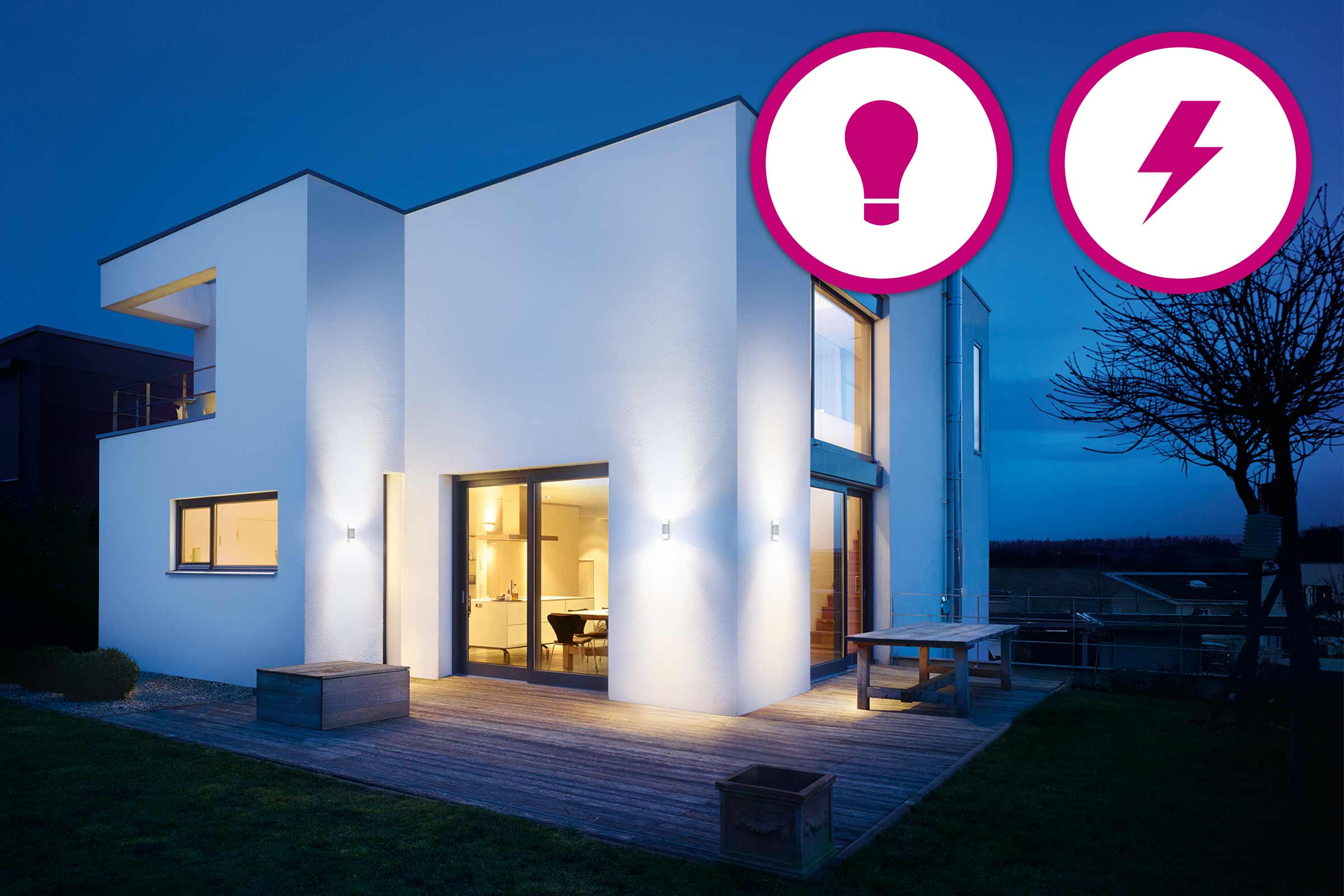 Modernes Haus mit Aussenbeleuchtung und Energiesparsymbol